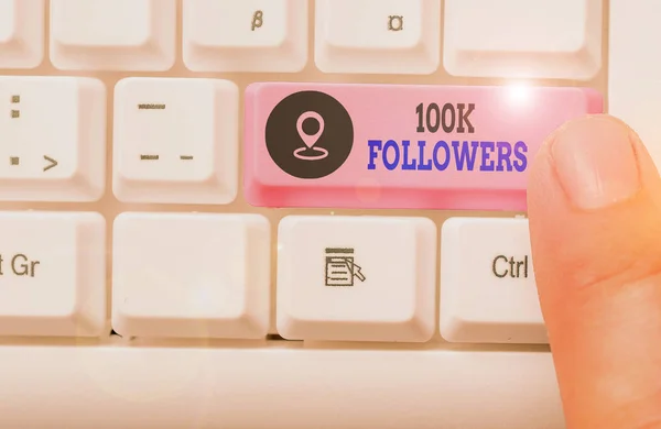 Scrittura concettuale a mano che mostra 100K seguaci. Foto aziendale che mostra il numero di persone che seguono qualcuno su Instagram . — Foto Stock