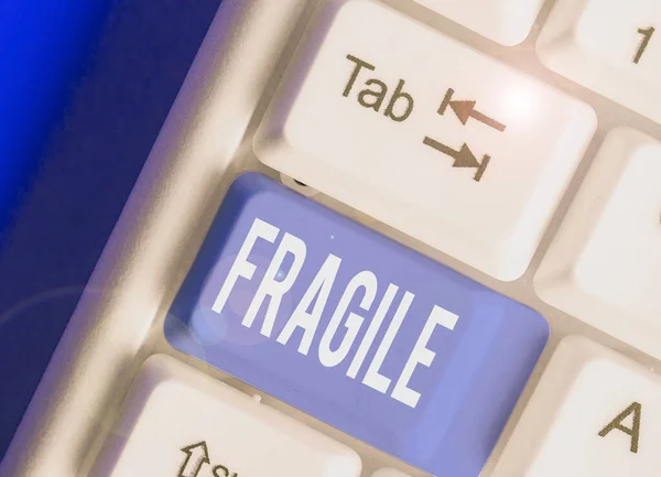 A escrever um bilhete mostrando o Fragile. Foto de negócios mostrando alça quebrável com cuidado bolha envoltório vidro mercadorias perigosas . — Fotografia de Stock
