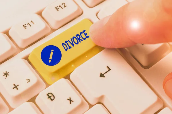 写笔记显示离婚。商业照片展示婚姻分离破裂分歧的法律解散. — 图库照片