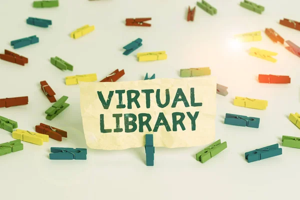 Handschrift tekst schrijven Virtual Library. Concept betekent het verzamelen van middelen beschikbaar op computersystemen Gekleurde wasknijpers lege herinnering witte vloer achtergrond kantoor. — Stockfoto