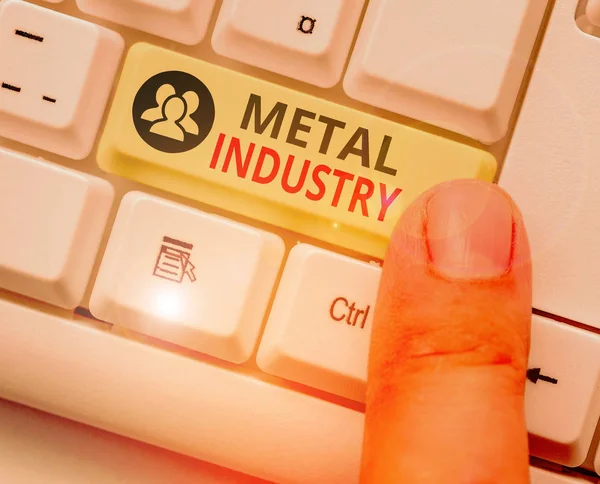 金属産業を示す概念的な手書き。主に冶金と金属加工に関するビジネス写真. — ストック写真