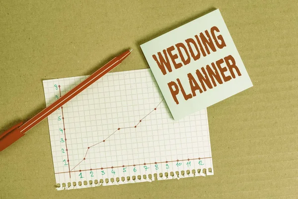 Tekst pisma do Wedding Planner. Koncepcja oznacza kogoś, kto planuje i organizuje wesela jako zawód biurko notatnik papier biuro karton tektura badania dostaw tabela wykres. — Zdjęcie stockowe