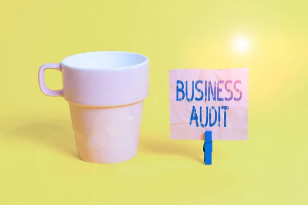 Tekstbord met Business Audit. Conceptuele foto onderzoek van het financieel verslag van een organisatie Cup leeg papier blauw wasknijper rechthoekige herinnering geel kantoor. — Stockfoto