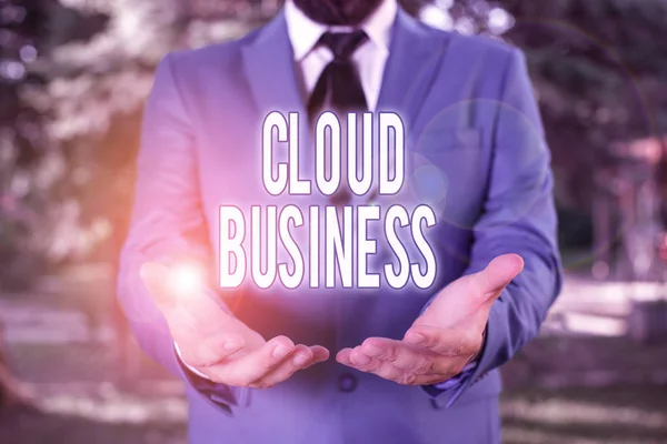 Текст для написания слов Cloud Business. Бизнес-концепция для вычислений, основанная на общих вычислительных ресурсах Человек с открытыми руками стоит в комплекте. Концепция с копировальным пространством и человеком . — стоковое фото