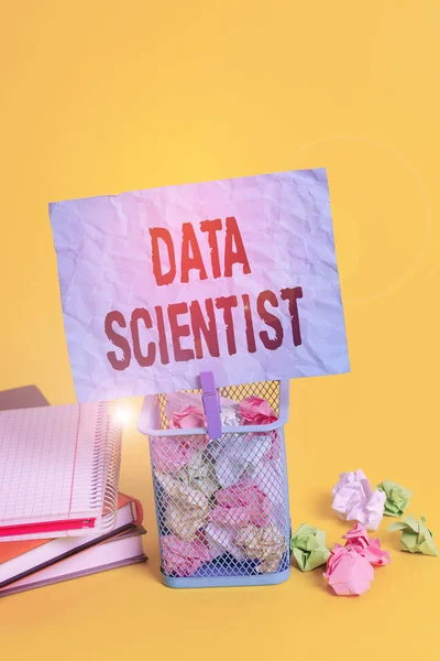 데이터 과학자를 보여 주는 문자 표지판. 복잡 한 디지털 데이터 쓰레기통을 분석하고 해석하는 데 사용되는 개념적 인 사진 증명 문서 밀봉빈 사무실 제공 노란색을 상기 시키는 종이 클럭 스핀. — 스톡 사진