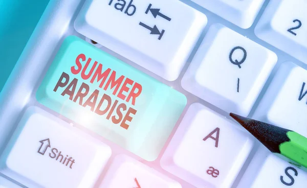 Написання тексту Summer Paradise. Концепція означає витрачати відпустку в ідеальному або ідилічному місці або державі.. — стокове фото