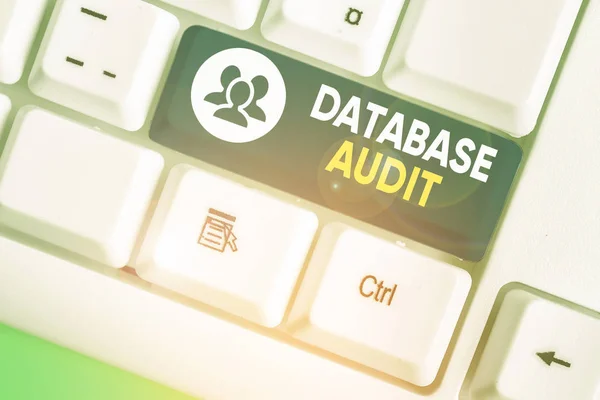 Tekstbord met Database Audit. Conceptuele fotoaudits van gegevens om de kwaliteit ervan voor een specifiek doel te beoordelen. — Stockfoto