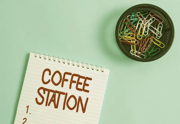 Koncepcionális kézírás a Coffee Station-ről. Üzleti fotó szöveg egy kis informális étterem, ahol forró italokat szolgálnak fel Üres notebook és helyhez kötött felett pasztell szín háttér. — Stock Fotó