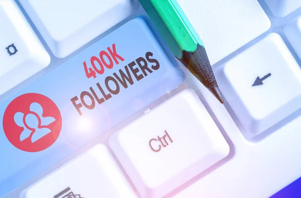 Написання тексту 400K підписників. Концепція, що означає кількість осіб, які слідують за кимось у Instagram . — стокове фото