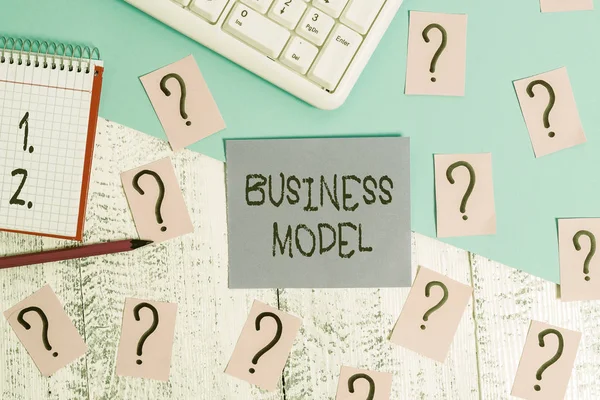 Conceptuele handschrift tonen Business Model. Bedrijfsfoto showcasing strategie die een bedrijf gebruikt om inkomsten of winst te genereren Schrijfgereedschap en gekrabbeld papier op de top van de houten tafel. — Stockfoto