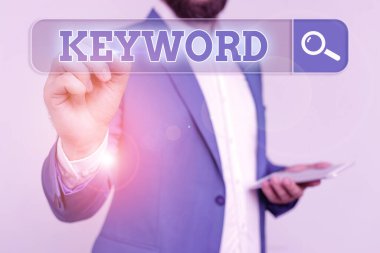 Anahtar kelimeyi gösteren kavramsal el yazısı. Büyük öneme sahip bir kod kavramının anahtarı olan iş fotoğrafı gösterme sözcüğü.