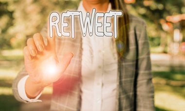 Kelime yazma metni retweet. Twitter 'da ya da iletilerde başka bir kullanıcı tarafından gönderilen bir mesaj için iş kavramı..