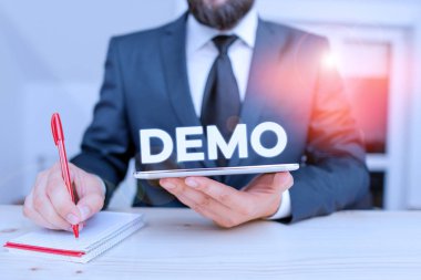 Kelime yazma metni Demo. Bir ürün teknikleri ve becerilerinin tanıtımı için iş konsepti. Toplum toplantılarında erkek giysileri giyilir. Sunum için yüksek teknoloji akıllı telefonu kullanın..