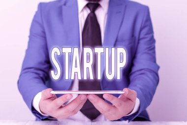 Kelime yazma metni başlatılıyor. Yeni kurulmuş bir iş adamının kravatlı mavi süitte dizüstü bilgisayarı elinde tutma eylemi için iş konsepti.