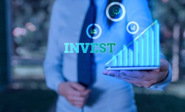 Yatırımı gösteren bir not yazıyorum. Kar elde etme umuduyla ticari girişimin fotoğraf sergilenmesi.