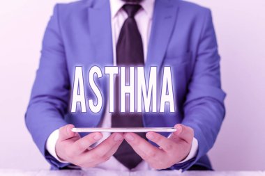 Sözcük yazma astımı. Solunum için iş konsepti akciğerlerin bronşlarında spazmlarla işaretlendi. Mavi süitte kravatlı bir iş adamı dizüstü bilgisayarı elinde tutuyor..