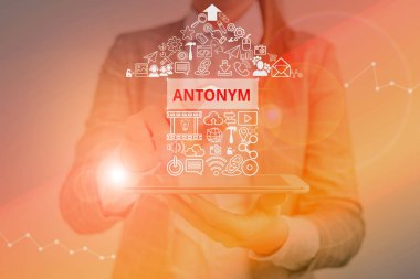 Antonym 'i gösteren bir not yazıyorum. İş fotoğrafı başka bir kelimenin tam tersini ifade eden kelime ya da cümleyi sergiliyor..