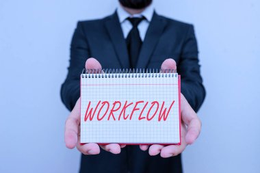 Kelime yazma metni çalışma akışı. Bir görevi tamamlamak için gereken bir dizi faaliyet ya da prosedür için iş konsepti. Erkek giyimi resmi iş kıyafeti ofisi. Matematik kitabı kullanın..