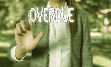 Sözcük yazma metni gecikmiş. Borçlar ve diğer yükümlülükler için iş konsepti ödenmemiş geçmişte kalan iş kadını doğada boş alanı işaret ediyor..