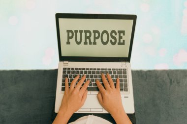 Amaçlı olduğunu gösteren mesaj işareti. Kavramsal fotoğraf Bir şeyin yapılma, yaratılma ve var olma sebebi.