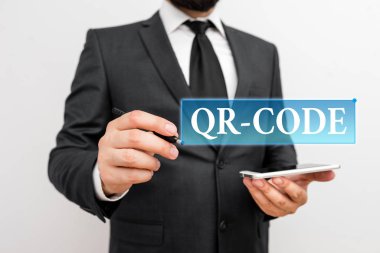Qr kodu yazan el yazısı metinleri. Kavram demek, bir çeşit matris barkodun ticari markası demek. Mekanik okunabilir bir kod. Erkek adam resmi iş kıyafeti giyer..