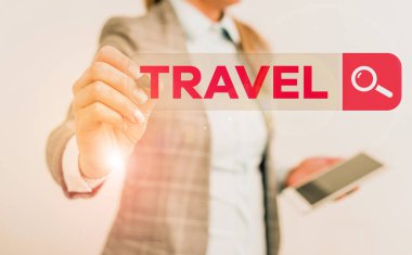 Seyahat işaretini gösteriyor. Kavramsal fotoğraf uzaktaki coğrafi konumlar arasındaki hareketi gösterir.