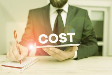 Kelime yazma masrafı. İş konsepti, satın aldığınız bir ürün için genellikle ödenen para veya resmi kıyafet giyme sunumu için sunum yapan bir erkek giysisi kiralamak için yüksek teknoloji akıllı telefonu kullanın.