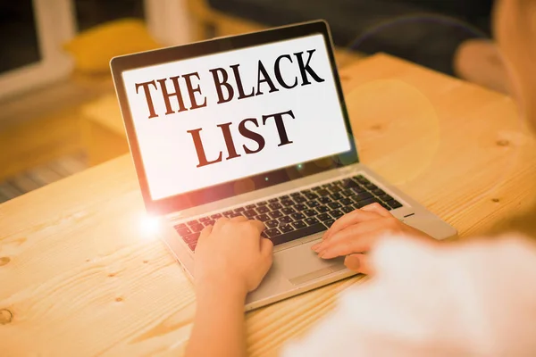 Escrevendo nota mostrando TheBlack List. Foto de negócios mostrando a lista de demonstrações que são reprovadas ou devem ser punidas . — Fotografia de Stock