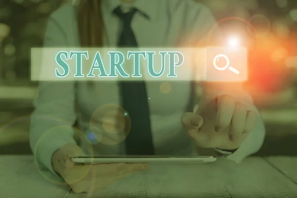 Sinal de texto mostrando Startup. Foto conceitual a ação de colocar algo em movimento negócio recém-criado . — Fotografia de Stock