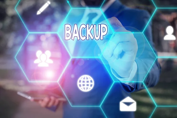 Segno di testo che mostra Backup. Copia concettuale di foto di file o altri dati di elementi realizzati nel caso in cui l'originale venga perso danneggiato . — Foto Stock