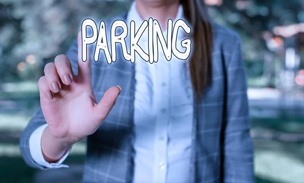 Slovo psaní textu parkování. Obchodní koncept pro ponechání vozidla na určitém místě po určitou dobu Obchodní žena v přírodě ukazuje prstem do prázdného prostoru. — Stock fotografie