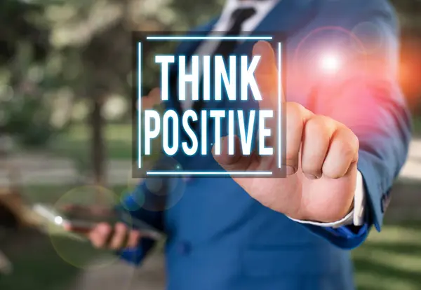 Handschriftliches Textschreiben Think Positive. Konzept bedeutet zu glauben, dass man sein Ziel erfolgreich erreichen wird Geschäftsmann mit erhobenem Zeigefinger. — Stockfoto