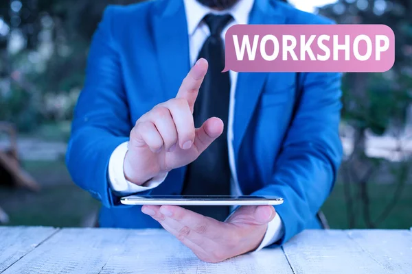 Nota di scrittura che mostra Workshop. Business photo showcase room o edificio in cui le merci vengono analizzate o riparate Imprenditore con il dito puntato di fronte a lui . — Foto Stock