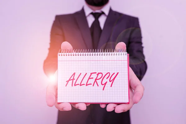 Texto de escritura de palabras Alergia. Concepto de negocio para Hipersensible del sistema inmunológico hacia sustancia particular Hombre desgaste traje de trabajo formal oficina look hold matemáticas libro uso de la mano . — Foto de Stock