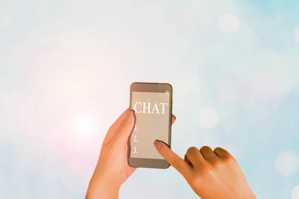 Scrivere nota che mostra Chat. Business photo showcase partecipare a una discussione che coinvolge l'invio di messaggi su internet . — Foto Stock
