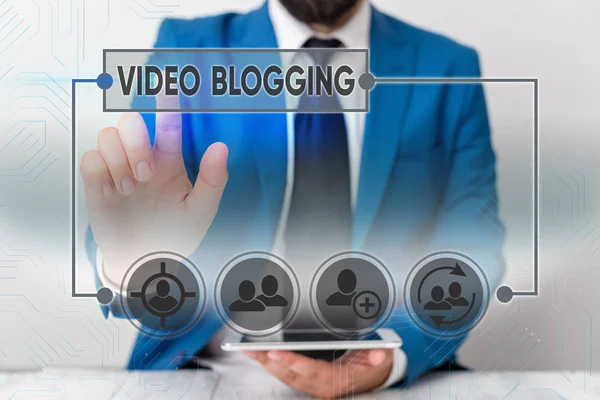 Текст для написання слів Відео Блогінг. Бізнес-концепція форми блогу, для якого засобом масової інформації є відео Веб-телебачення . — стокове фото