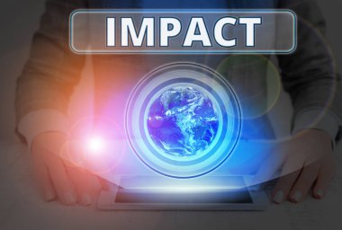 Darbeyi gösteren mesaj işareti. Nasa tarafından desteklenen bu görüntünün diğer elementleriyle zorla temas eden bir nesnenin kavramsal fotoğraf eylemi.