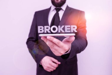 Broker 'ın el yazısı. Kavram, ticari pazarlıklarda güvenilir bir ajan veya aracı olarak kullanılır. Erkek insan resmi iş kıyafeti giyer. Akıllı yüksek teknoloji akıllı telefon kullanın..