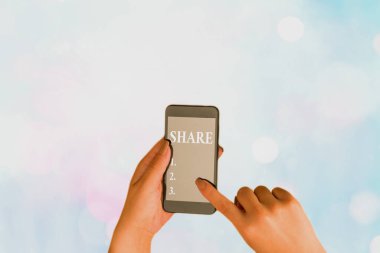 Paylaşım 'ı gösteren bir not yazıyorum. Tam ya da uygun parçayı gösteren iş fotoğrafı ya da ayrılmış ya da ait ya da borçlu olunan.