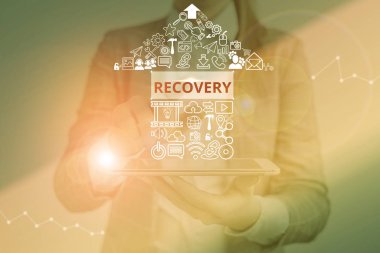 İyileşmeyi gösteren bir not yazıyorum. İş fotoğrafı, yakında normal sağlık durumuna geri döneceğini gösteriyor..