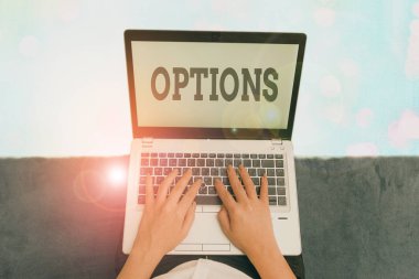 Seçenekleri gösteren metin işareti. Kavramsal fotoğraf bir şeyi seçme fırsatı ya da yeteneği..