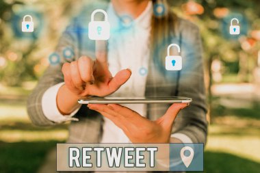Retweet yazan el yazısı. Başka bir kullanıcı tarafından gönderilen bir iletiyi twitter yazımında veya iletideki anlamı kavra.