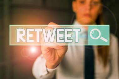 Retweet yazan el yazısı. Başka bir kullanıcı tarafından gönderilen bir iletiyi twitter yazımında veya iletideki anlamı kavra.