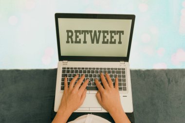 Retweet 'i gösteren mesaj işareti. Twitter hesabındaki kavramsal fotoğraf ya da başka bir kullanıcı tarafından gönderilmiş bir ileti.