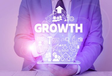 Büyüme gösterilen metin işareti. Kavramsal fotoğraf boyutu veya suyu alma büyük yaşlanma artırma işlemi.