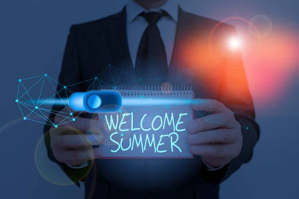 Sinal de texto mostrando Welcome Summer. Foto conceitual início da nova temporada, apreciando o clima quente . — Fotografia de Stock