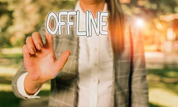 Teksten schrijven Offline. Bedrijfsconcept voor het niet direct hebben aangesloten op een computer of extern netwerk Zakelijke vrouw in de natuur wijzend met de vinger in de lege ruimte. — Stockfoto