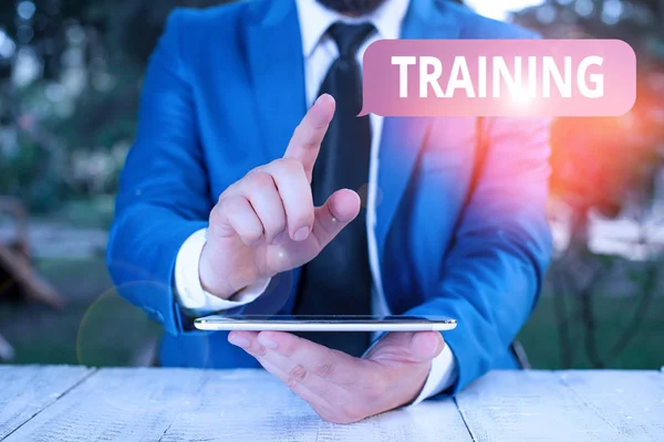 Schrijfbriefje met training. Zakelijke foto presentatie actie van het leren demonstreren dier bijzondere vaardigheid type gedrag Zakenman met wijzende vinger voor hem. — Stockfoto