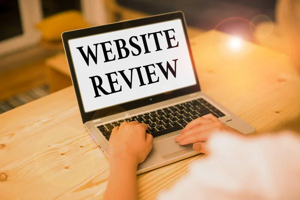 Schrijfnotitie met Website Review. Bedrijfsfoto met de ratings en beoordelingen van bedrijven of diensten van klanten. — Stockfoto