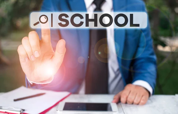 Handschriftliche Textschule. Konzept meint jede Institution, die in einer bestimmten Disziplin unterrichtet wird Geschäftsmann mit erhobenem Zeigefinger. — Stockfoto